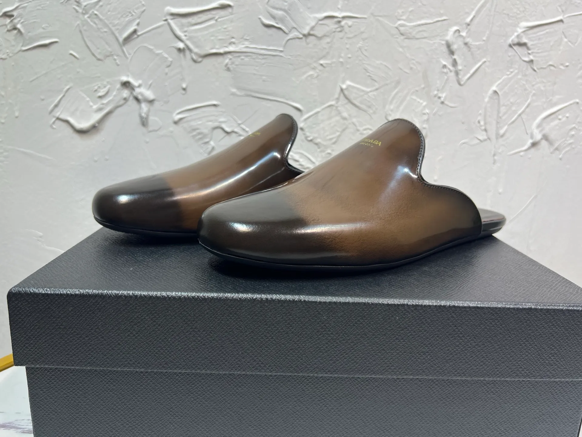 P700 prada derby2025 spring and autumn latest Prada retro men's bright leather slippers, Shuffle toe hollow mule shoes, imported open edge beads, lining and foot pads in cowhide, light rubber sole, sole thickness 10 mm, black and brown 2-color original packaging Code number: 39-46